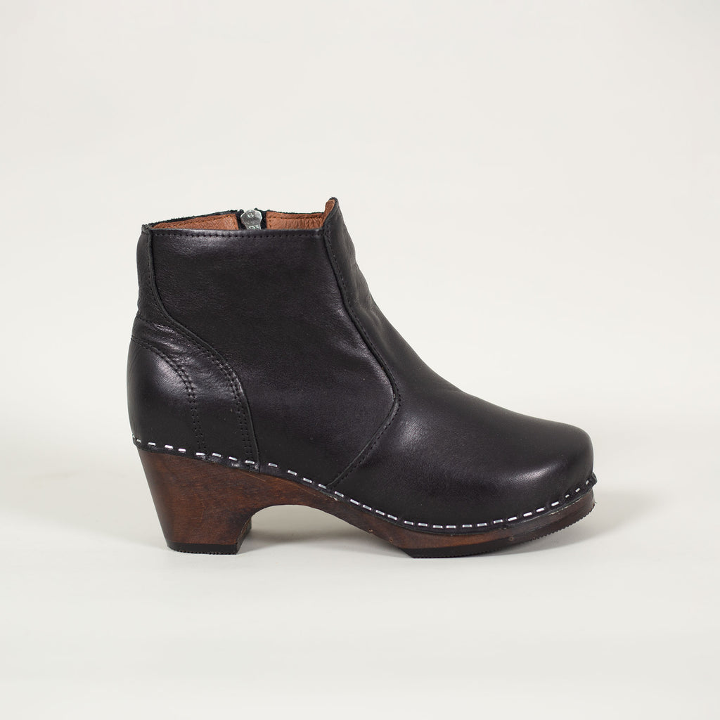 Clog Boots in black leather from Maguba of Sweden